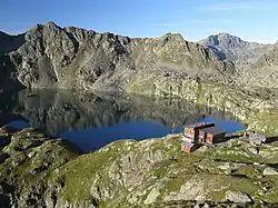 Schronisko Wangenitzseehütte nad brzegiem jeziora Wangenitzsee