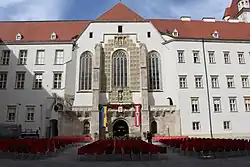 Dekorowana herbami elewacja od strony dziedzińca