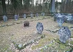 Groby rosyjskie przy płocie i niemieckie w centrum