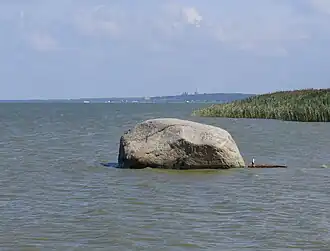Święty Kamień przy wysokim stanie wody, w oddali widoczny jest Frombork