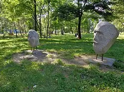 Rzeźby głów autorstwa Tomasza Górnickiego