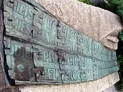 Pamiątkowa tablica w miejscu wybuchu w Warszawie