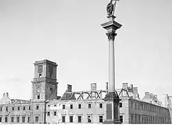 Zdjęcie przedstawiające górną część zniszczonego Zamku Królewskiego (1939)