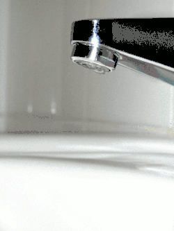 Rosnąca kropla wody odrywa się, gdy jej ciężar przekroczy wartość sił napięcia powierzchniowego