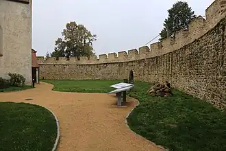 Mur obronny wokół kościoła