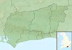 Mapa konturowa West Sussex, blisko centrum na prawo znajduje się punkt z opisem „źródło”, natomiast na dole nieco na prawo znajduje się punkt z opisem „ujście”