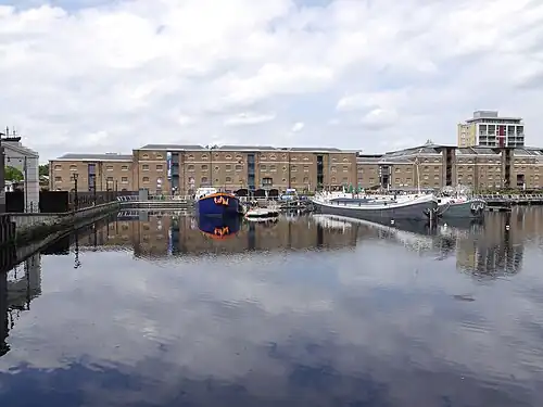 Zachowane XIX-wieczne magazyny nad dokiem północnym