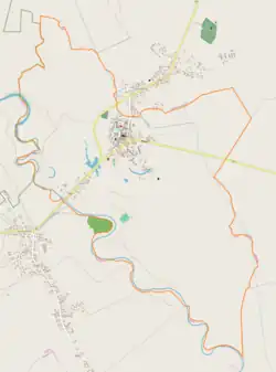 Mapa konturowa Wiślicy, blisko centrum u góry znajduje się punkt z opisem „Dom Długosza”