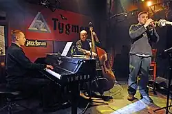 Zbigniew Wegehaupt (db) na scenie klubu jazzowego Tygmont w Warszawie. Dominik Wania (p) i Jerzy Małek (tp) - grudzień 2010 r.