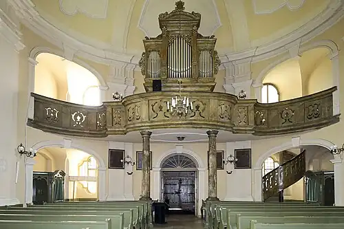 Widok na chór i organy