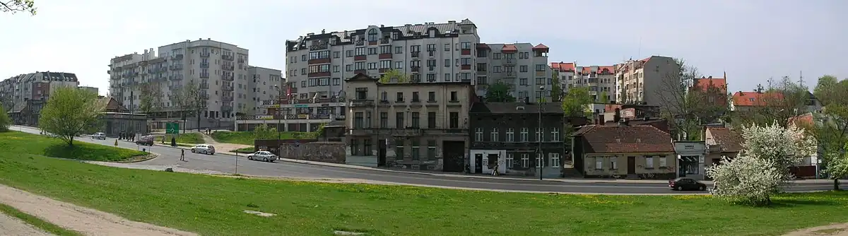 Ulica Kujawska wznosząca się na górny taras miasta. W tle zabudowa Szwederowo-Północ (2005 rok)