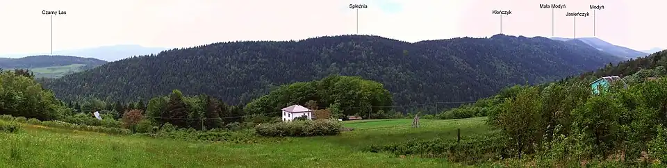 Panorama widokowa ze zboczy Skiełka na południowo-wschodni grzbiet Modyni