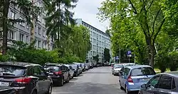 Ulica Pawła Włodkowica, widok na zachód, bloki 4 i 2 przy ulicy, ponad blokami widoczna wieża kościoła Matki Boskiej Ostrobramskiej