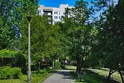 Wnętrze osiedla, w tle – blok przy ul. Ułanów 38A