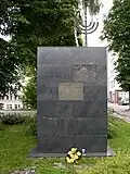 Pomnik obok kopuły Wielkiej Synagogi.