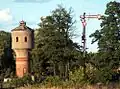 Wieża ciśnień i zachowany semafor kolejowy