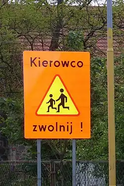 Znak ostrzegawczy A-17 dzieci przy drodze wojewódzkiej nr 115 w Pilchowie