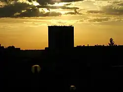 Sylwetka wieżowca o zachodzie słońca