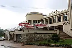 Skrzydło sanatorium „Wiktor” z rotundą (restauracja) w 2016