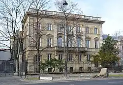 Odbudowana po wojnie w zmienionym kształcie willa Gawrońskich. Widoczny kamień pamiątkowy