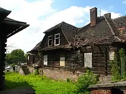 Jedna z drewnianych willi przy rondzie (ul. Zamoyskiego 81) (stan z 2011 roku)