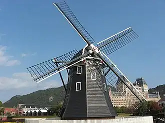 Wiatrak w Huis Ten Bosch, w głębi hotel ANA