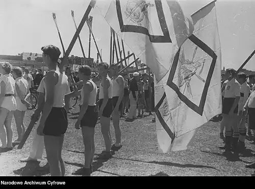 Wioślarze KW Syrena podczas defilady sportowej w 1937