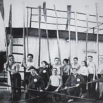 Wioślarze Makabi na przystani w 1935