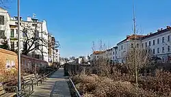 Widok z ulicy Dolnych Młynów, po prawej stronie Wojewódzka Biblioteka Publiczna (były budynek koszarowy)