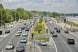 Wisłostrada (ul. Wybrzeże Gdańskie) widziana z wiaduktu mostu Śląsko-Dąbrowskiego