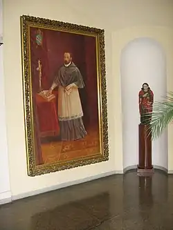 Obraz i rzeźba w jednej z sal