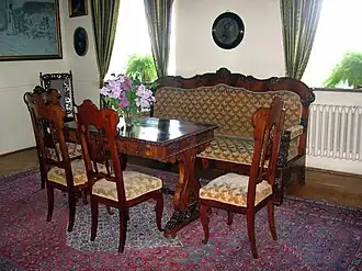 Stół jadalny w jednej z sal