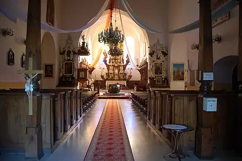 Widok w kierunku prezbiterium i ołtarza