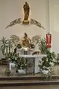 Wnętrze kościoła w Woli Rusinowskiej - ołtarz