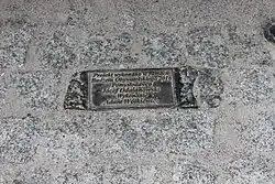 Tabliczka upamiętniająca twórców pomnika