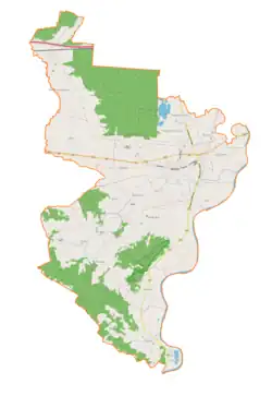 Mapa konturowa gminy Wojnicz, blisko centrum na dole znajduje się ikonka zamku z wieżą z opisem „Zamek Trzewlin”