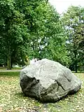 Głaz narzutowy w parku