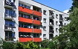 Wnętrze osiedla, blok przy ul. Czarnogórskiej 9