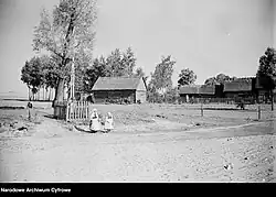 Krzyż w centrum wsi (1937)