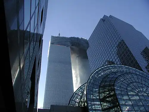 Widok na płonące wieże World Trade Center z World Financial Center