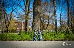 Para Miśków przy ławce - w Parku Miejskim