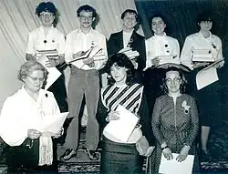 Wręczenie dyplomów laureatom pierwszej edycji Olimiady Języka Łacińskiego przez jej organizatorkę prof. Wandę Marię Popiak