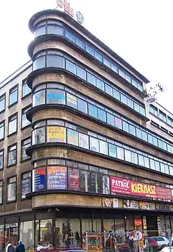 DH „Kameleon” widziany od strony Rynku: w lewo ulica Oławska, w prawo Szewska