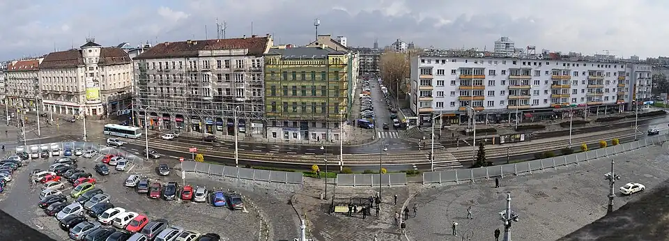 Ulica Gwarna na wprost, na pierwszym planie ulica Józefa Piłsudskiego