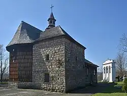 Widok z dzwonnicą oraz zakrystią od zewnątrz