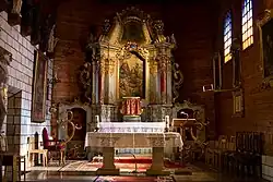 Ołtarz posoborowy z tabernakulum w nawie głównej