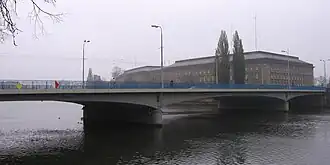 Most widziany z Ostrowa Tumskiego; w głębi gmach Urzędu Wojewódzkiego