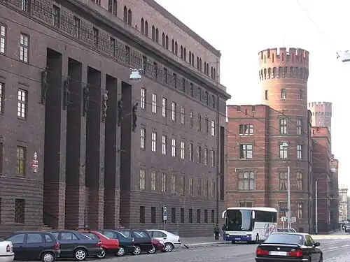 Ul. Podwale, widok na zachód: na pierwszym planie gmach KW Policji, na drugim (z wieżami) – sądu i prokuratury, na trzecim (jasno otynkowany) – budynek Starostwa