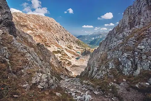 Widok z przełęczy na Dolinkę za Mnichem