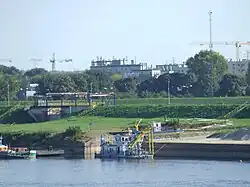 Widok na wrota do osadnika z mostu Łazienkowskiego, widoczna również jedna z zatok (2013)